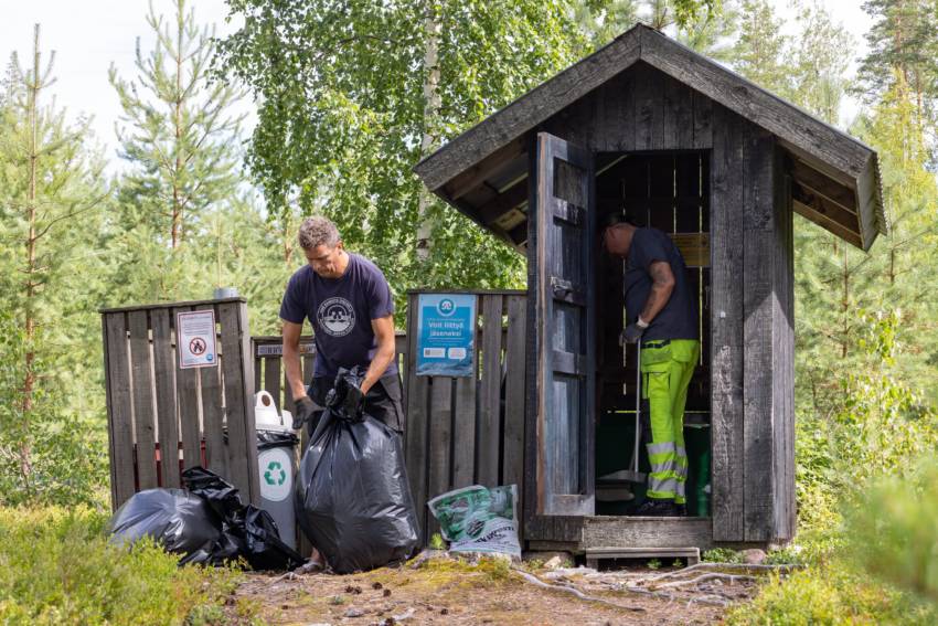 Huussia huolletaan Saimaalla.