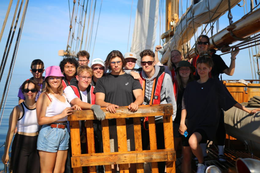 Ungdomar från Finland, Polen och Litauen ombord på segelfartyget STS General Zaruski på sommaren 2022.