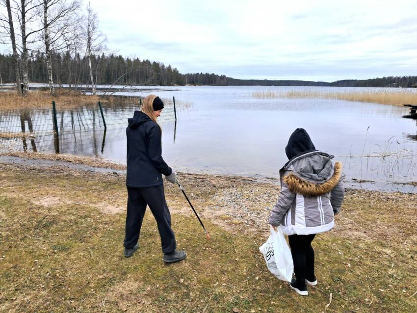 Siisti Biitsi -kummikoululaisia siivoamassa rantaa Taipalsaaressa.