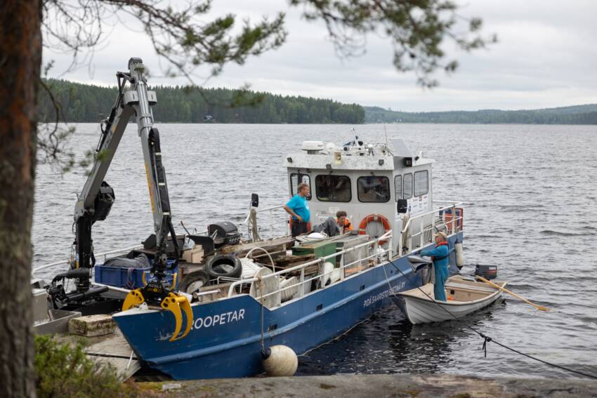 Roopetar ottaa vastaan mökkiläisen romuja.