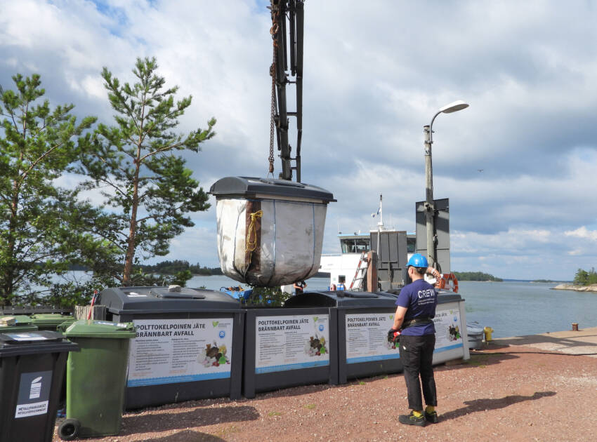 M/S Roopen miehistö nostaa Molok-säkkiä nosturilla Åvensorissa.