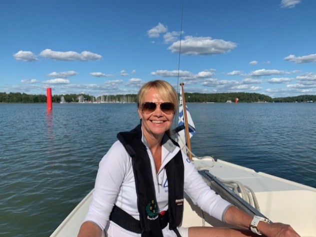 Katja Rytkönen purjehtimassa