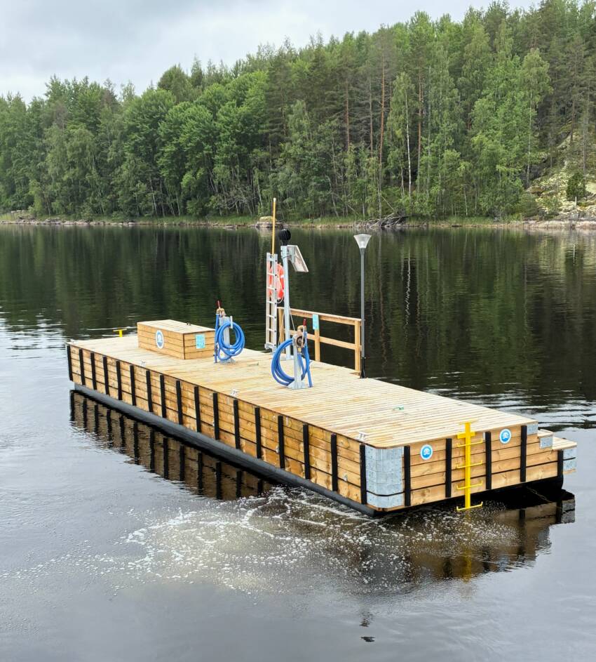 Uusi imutyhjennysasema Varteussaaren ja Pienipuoli-saaren välillä Luonterilla.