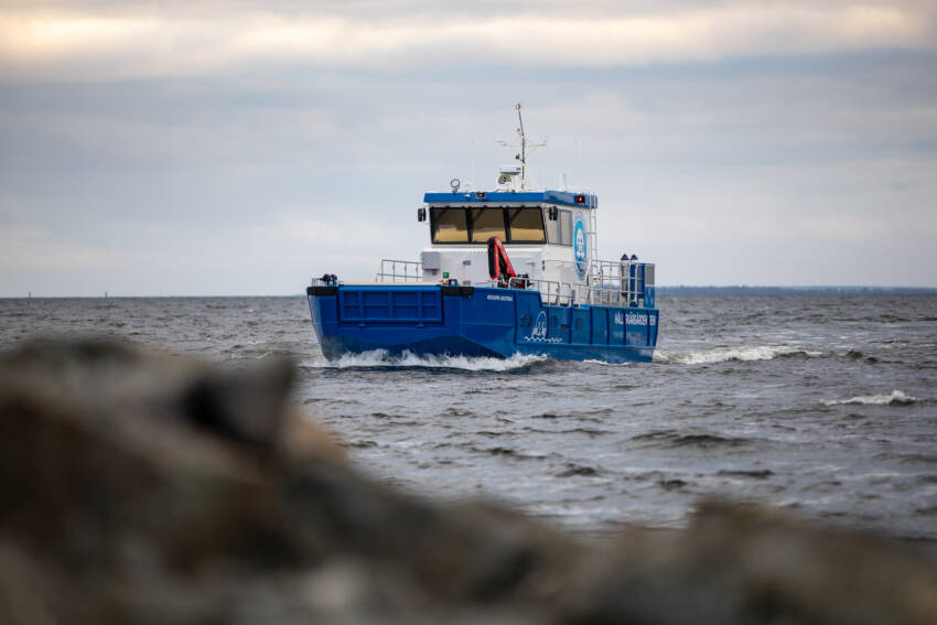 Uusi M/S Roope-Botnia koeajolla Pohjanlahdella.